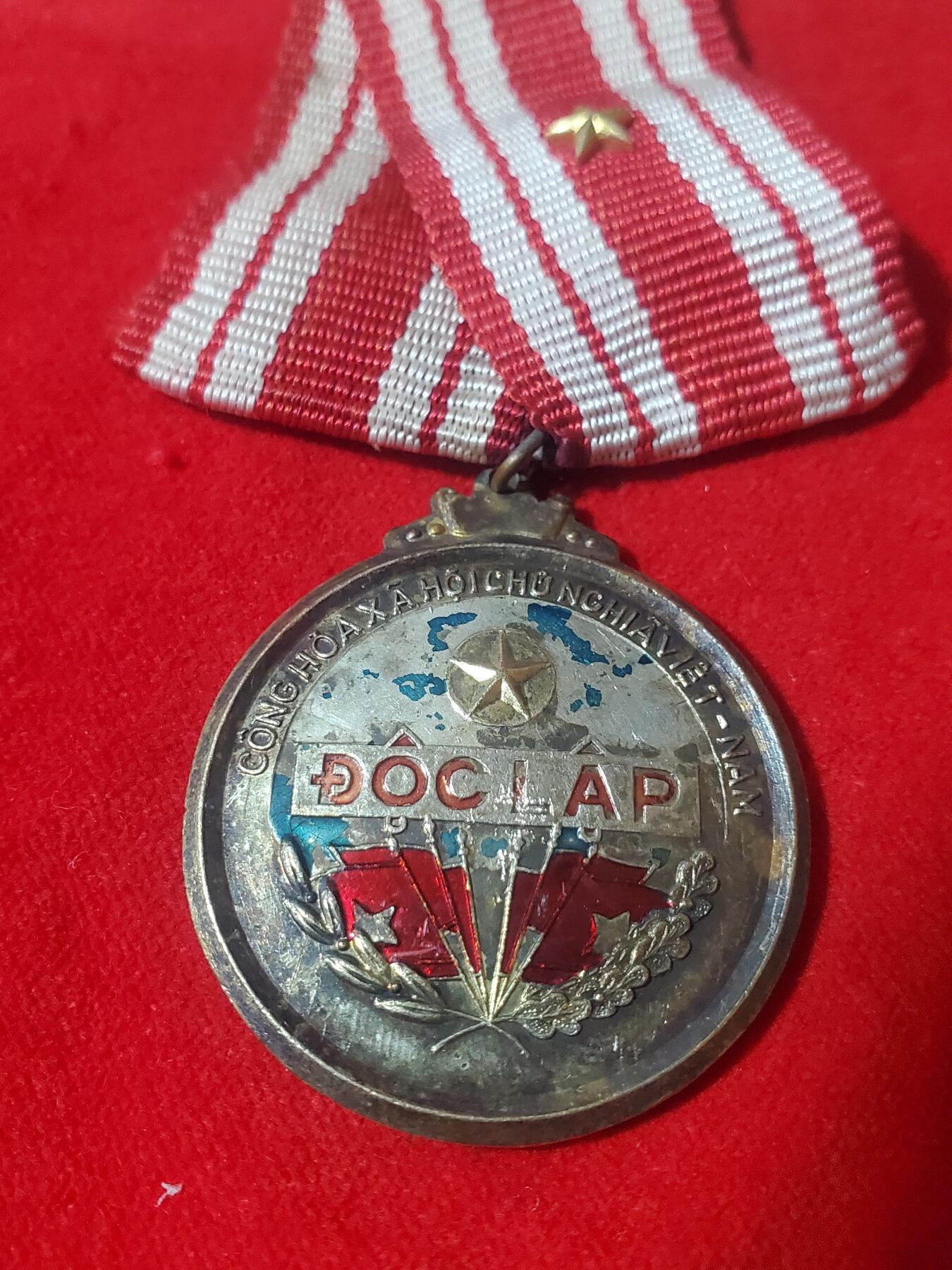 韵星假日军品类拍卖第41期 -- Rimey Holidays Militaria Auction 41 越南民主（北越）共和国三级独立勋章 第三高级勋章仅次于胡志明和金星 早期战时版本 非后期合金 铜珐琅制作 早期存世非常少