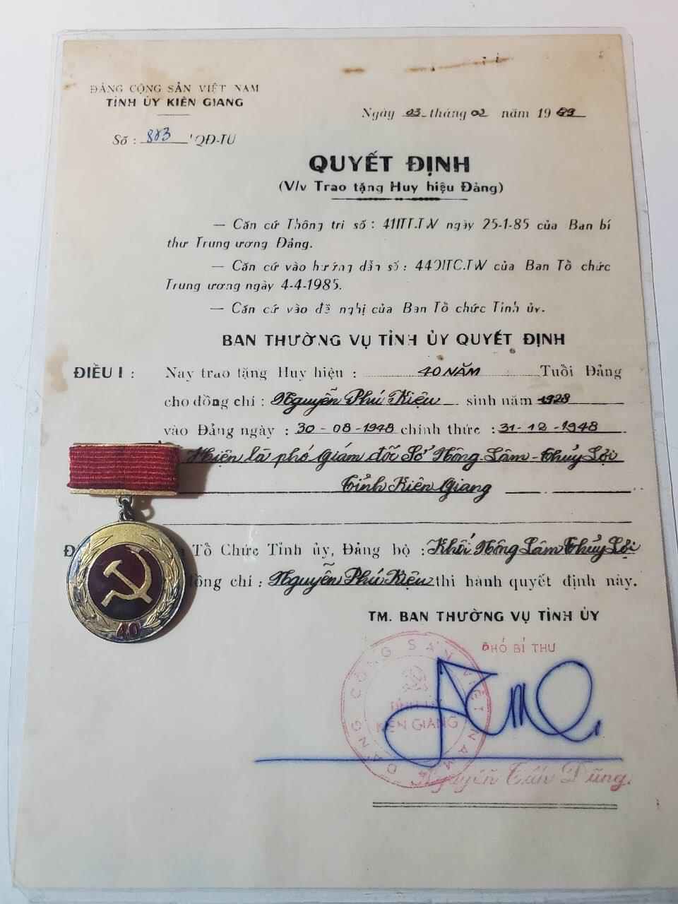 韵星假日军品类拍卖第41期 -- Rimey Holidays Militaria Auction 41 越南阮富桥局长光荣在党四十年奖章带授予40年奖章决定文件一套 早期铜版本 80年代文件