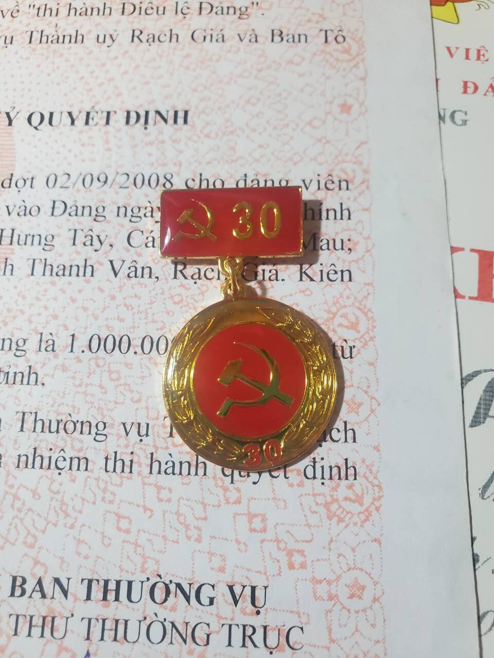 韵星假日军品类拍卖第41期 -- Rimey Holidays Militaria Auction 41 越南阮富桥局长光荣在党六十年奖章（奖章配图错误，发货时会发bw厂60年奖章）60年光荣在党证书 退休党员连续五年履行职责奖状 