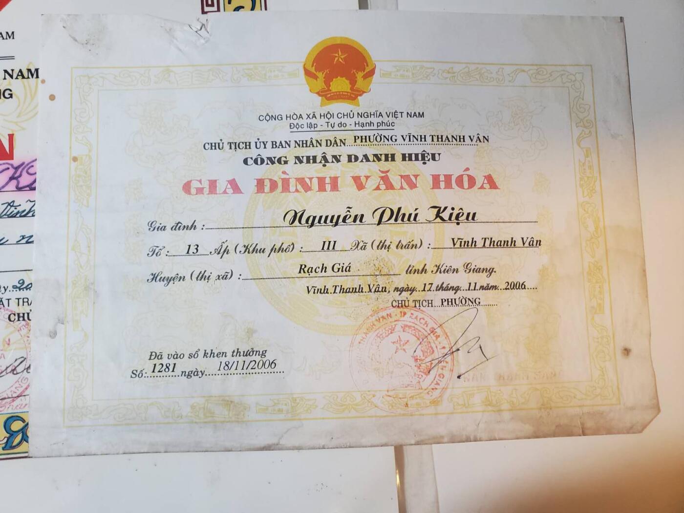 韵星假日军品类拍卖第41期 -- Rimey Holidays Militaria Auction 41 越南阮富桥局长坚江省人民委员会奖状+文化之家荣誉称号证书