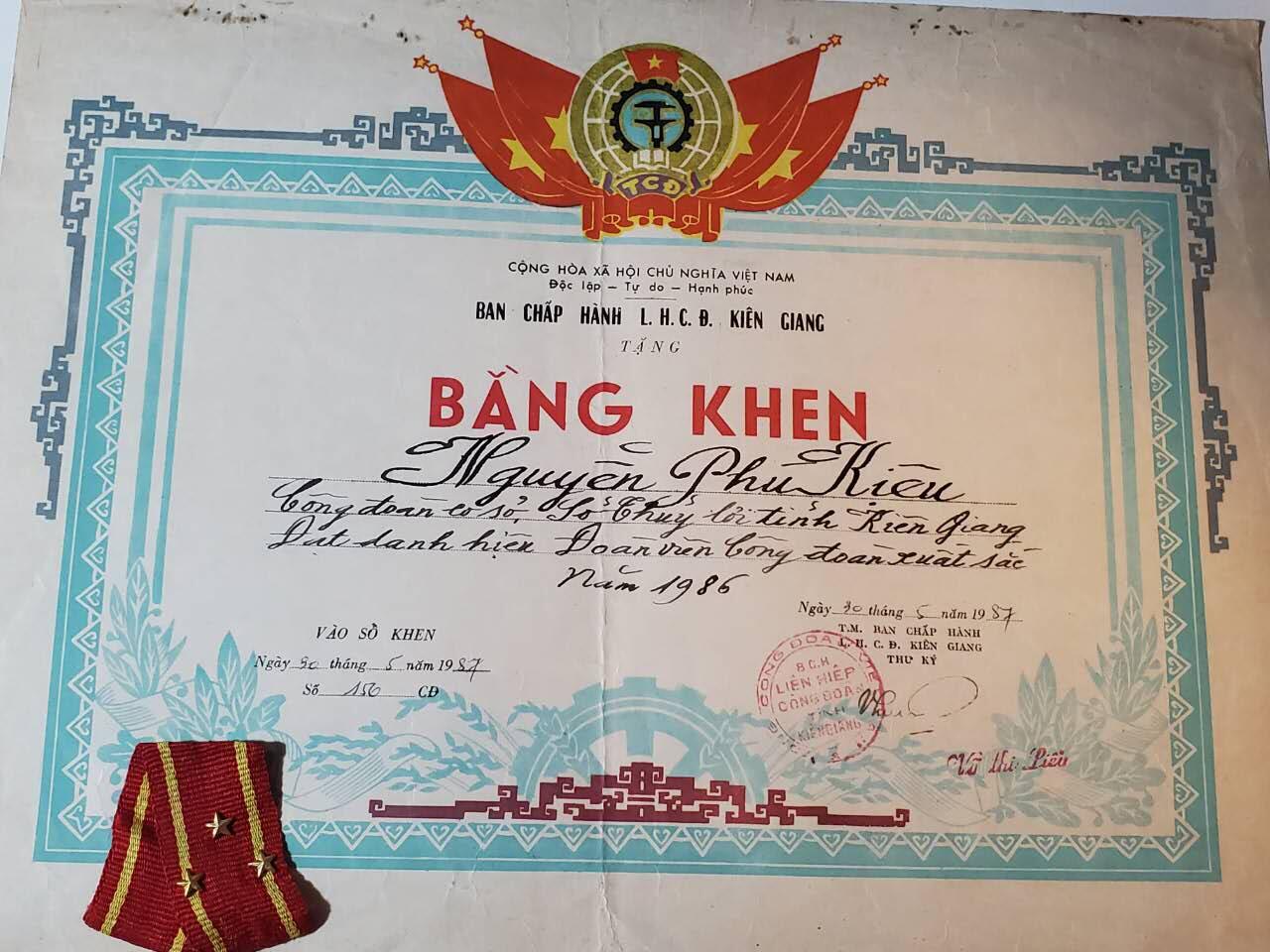 韵星假日军品类拍卖第41期 -- Rimey Holidays Militaria Auction 41 越南阮富桥局长工会奖状 祝贺信 一级抗战勋章