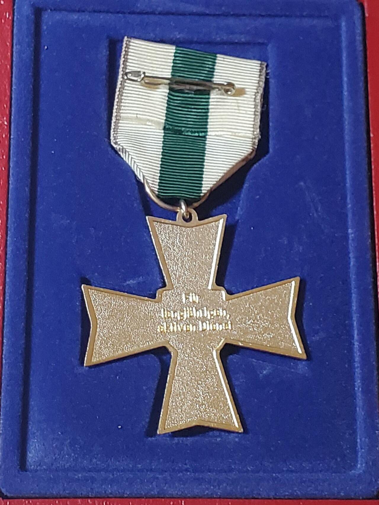 韵星假日军品类拍卖第41期 -- Rimey Holidays Militaria Auction 41 联邦德国（西德）萨克森消防功勋十字勋章带原盒一套 少见西德消防类章 品相很好 章盒均无损