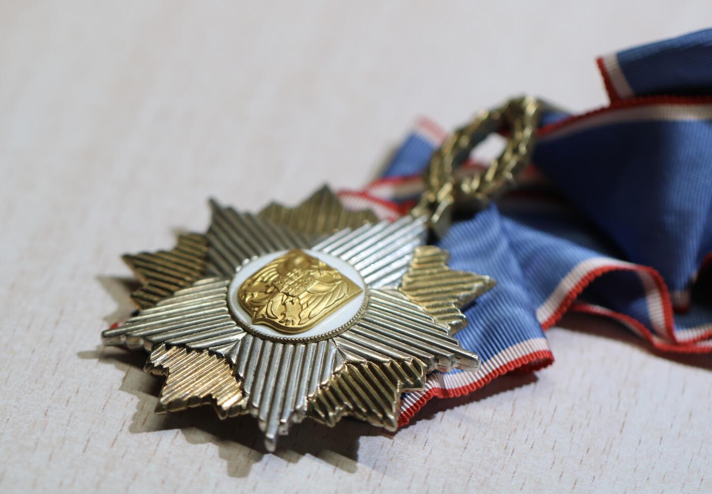 大猫徽章拍卖 第288期 南斯拉夫三级旗帜勋章 南联盟版