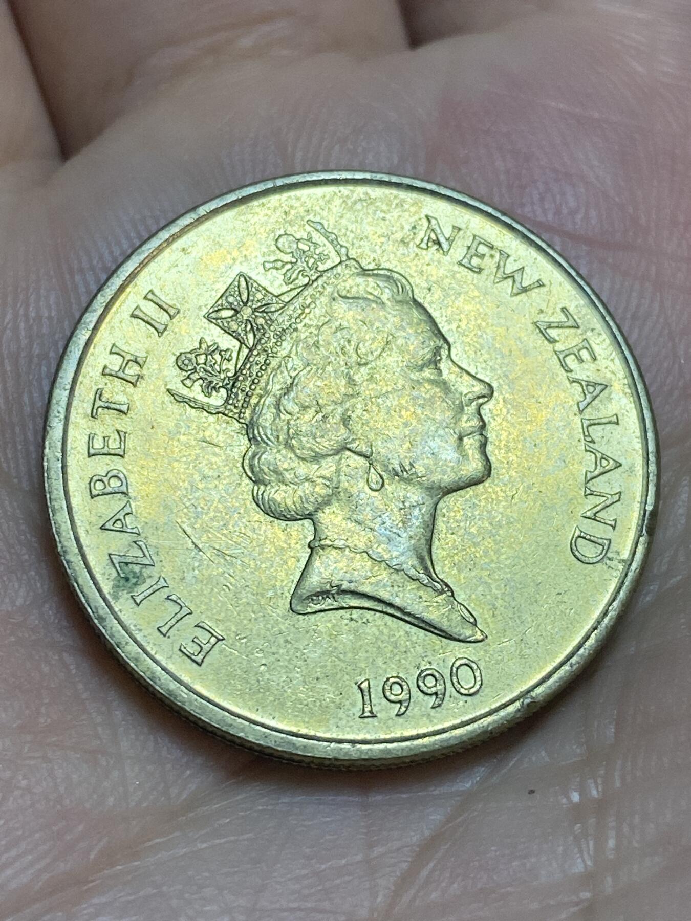 2026年第二十八场(总第一百九十七场）新春初七特拍场(佣金3%最低1元) 新西兰🇳🇿1990年2元(伊丽莎白二世中年高冠)