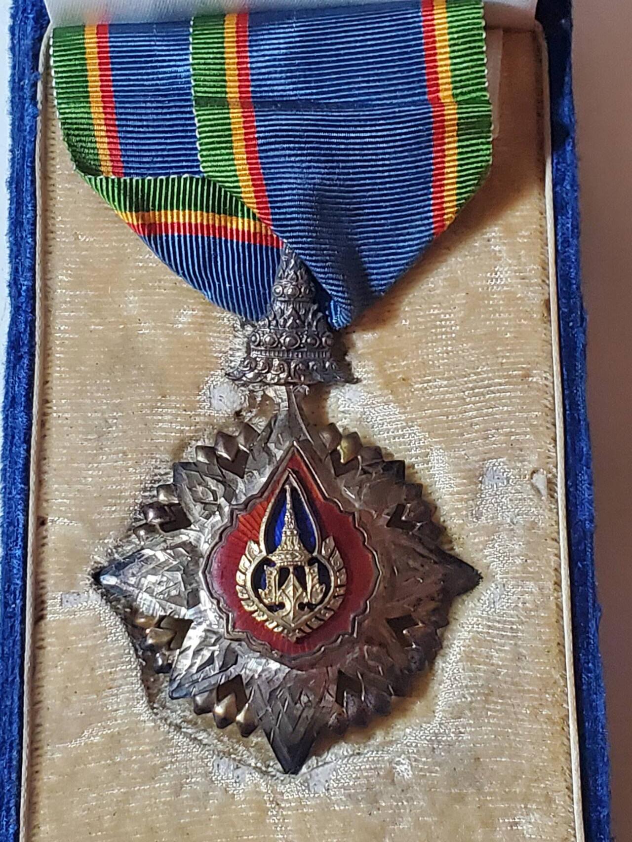 韵星假日军品类拍卖第41期 -- Rimey Holidays Militaria Auction 41 泰王国拉玛九世时期指挥官级王冠勋章 银镀金 带原盒 早期厚重版本 珐琅无损 造币局版本 银价800+