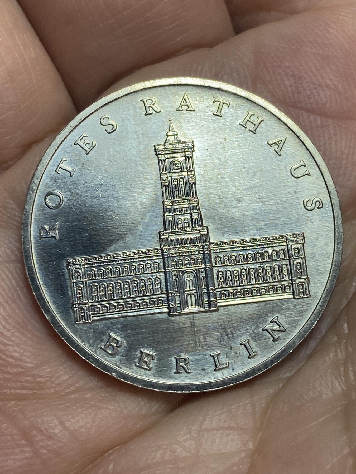 2026年第二十八场(总第一百九十七场）新春初七特拍场(佣金3%最低1元) 民主德国1987年5马克(柏林市政厅建立750周年纪念币，A标柏林造)