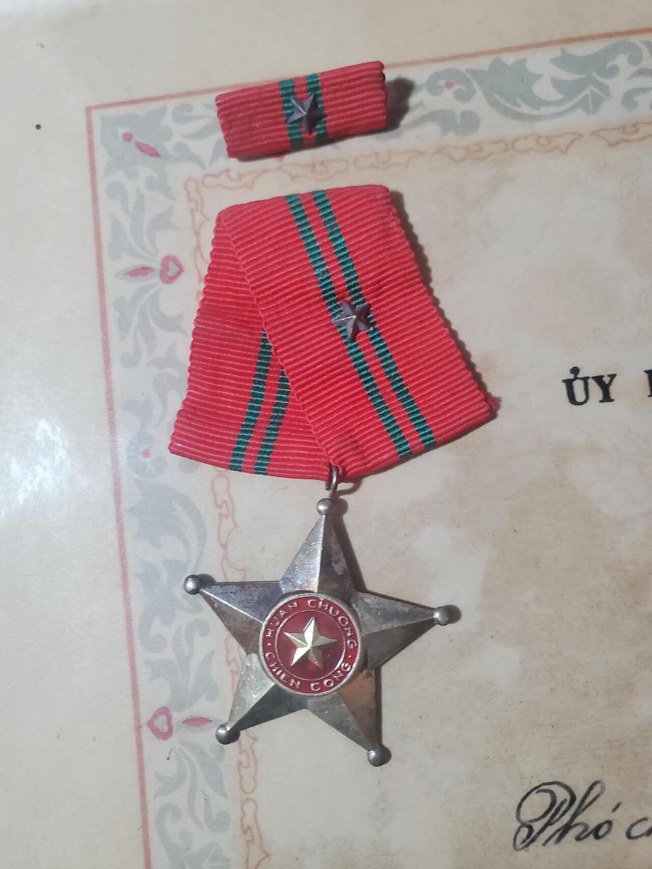 韵星假日军品类拍卖第41期 -- Rimey Holidays Militaria Auction 41 越南阮富桥局长坚江省人民委员会奖状、模仿认可证书 战时三级战功勋章带略