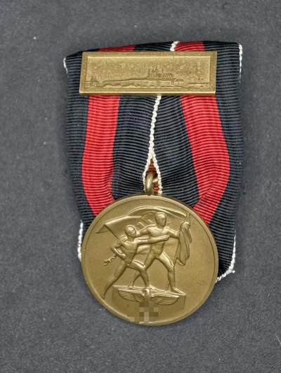 凯旋世界勋赏（持续上新中）（第22期新年大拍）（欢迎送拍）（对拍品有疑问请询问客服，不接受到手刀，出价默认拍品品相。请认真阅读拍卖规则！出价默认已认可！）（收到货请录制开箱视频，无视频概不处理问题。） - 苏台德回归  礼服挂 带布拉格勋饰 早期版本设计师刻名版 “m.c”