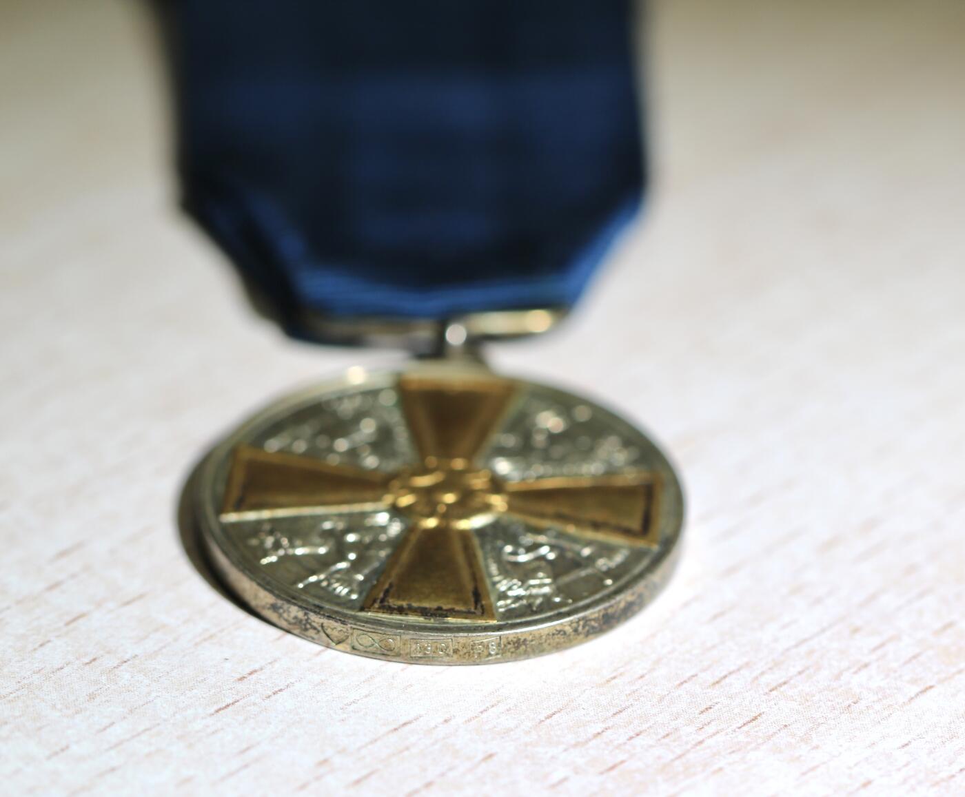 大猫徽章拍卖 第288期 芬兰白玫瑰奖章，1.2.3级一套，1级银镀金，2级纯银，3级纯铜。