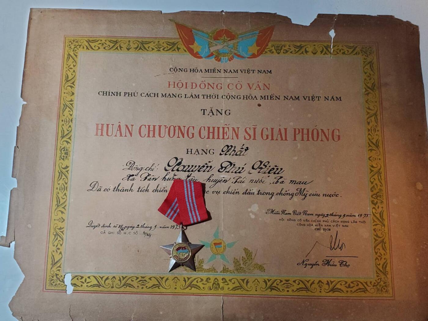 韵星假日军品类拍卖第41期 -- Rimey Holidays Militaria Auction 41 越南阮富桥局长 越南南方共和国（越共）一级解放战士勋章带证书一套 非常少见的大证书 勋章为早期白铜镀银 