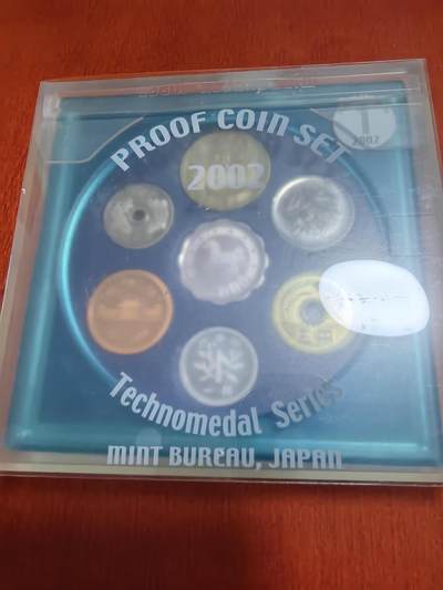 长老汇马年精选第一场拍卖 - 2002日本科技系列之一6枚精制币套装小方盒，含银质梅花形银章1枚