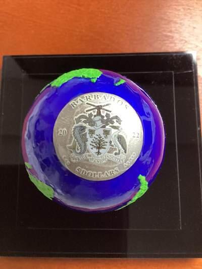 长老汇马年精选第一场拍卖 2022巴巴多斯蓝色地球3盎司彩色球形银币，999银，直径50MM，半透明蓝色珐琅质，带玻璃展台，2999枚，适合当作艺术摆件