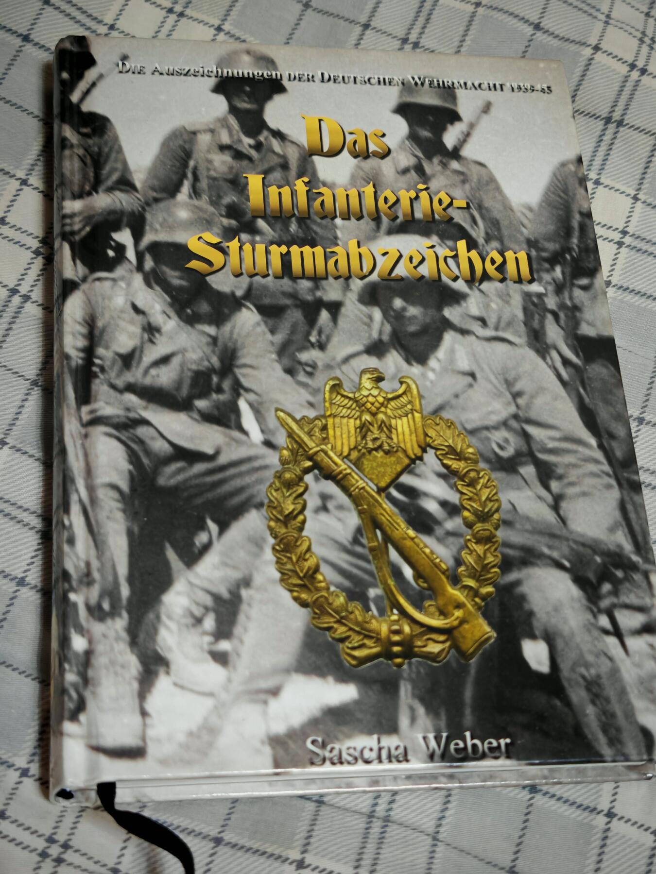 时顺第二十九拍(新年大拍) 国内首本，步突宝书，全新品相 ，内部记录了步兵突击证章的厂商以及变体，共408页，大量彩图，并对特征进行了描述，书页全新，内容为德语