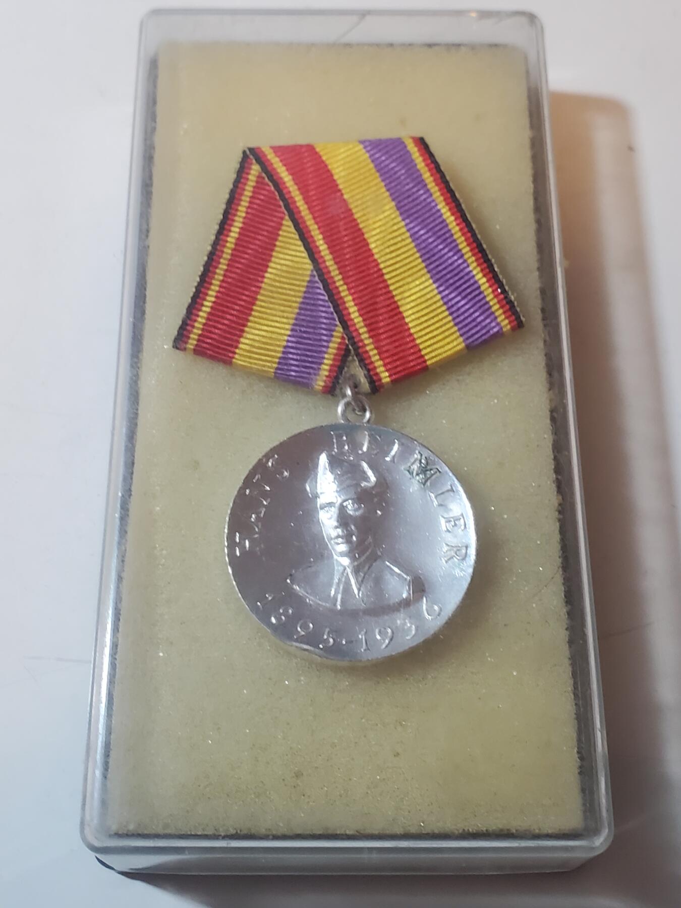 韵星假日军品类拍卖第41期 -- Rimey Holidays Militaria Auction 41 民主德国汉斯贝姆勒奖章带原盒 品相很好 非常稀少 颁发给民主德国参与西班牙内战（国际纵队）的老兵 获得者需要参与西班牙内战且经历德三幸存至东德