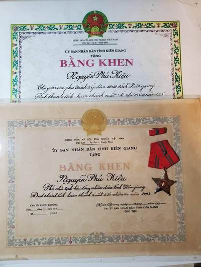 韵星假日军品类拍卖第41期 -- Rimey Holidays Militaria Auction 41 -  越南阮富桥局长人民委员会优秀服务奖状两张 战时战功勋章带略一套