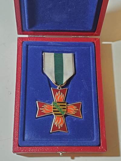 韵星假日军品类拍卖第41期 -- Rimey Holidays Militaria Auction 41 - 联邦德国（西德）萨克森消防功勋十字勋章带原盒一套 少见西德消防类章 品相很好 章盒均无损