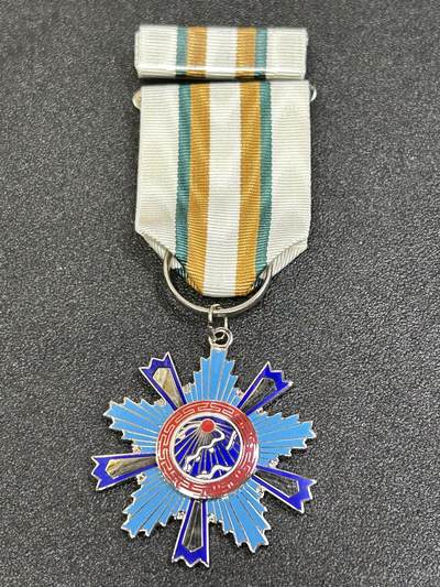 西秦中古拍卖第七十七期 2026马年新春专场 本场拍品年初九发出 - 民国甲种二等光华奖章 实发带编号 带勋略 退台后