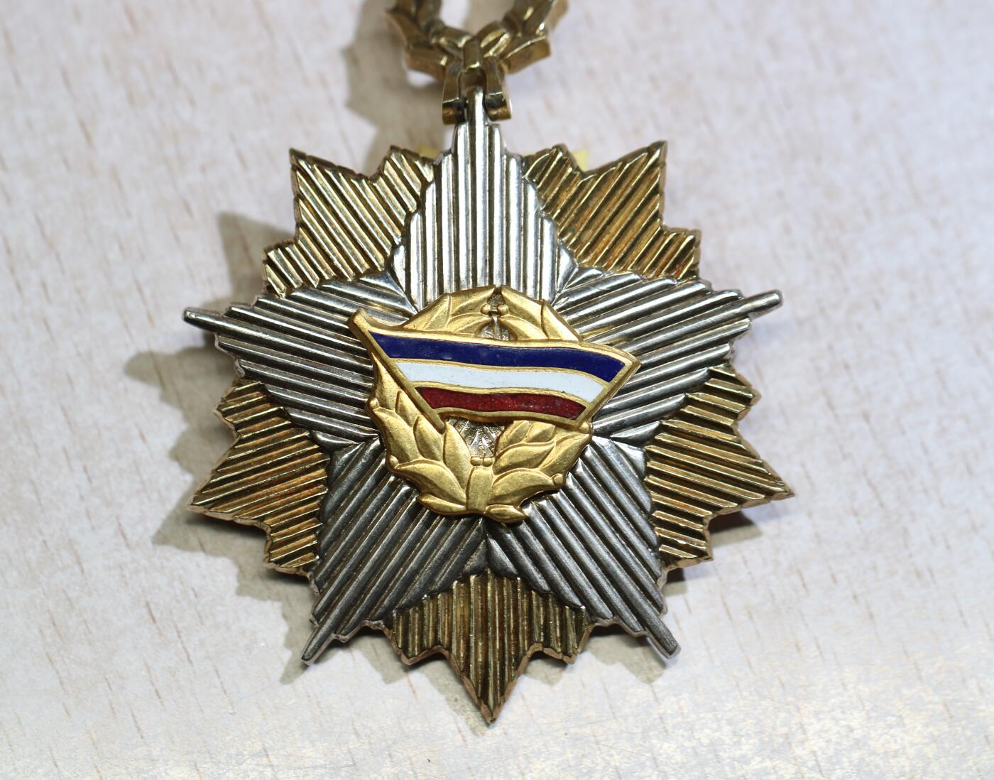 大猫徽章拍卖 第288期 南斯拉夫三级旗帜勋章 南联盟版