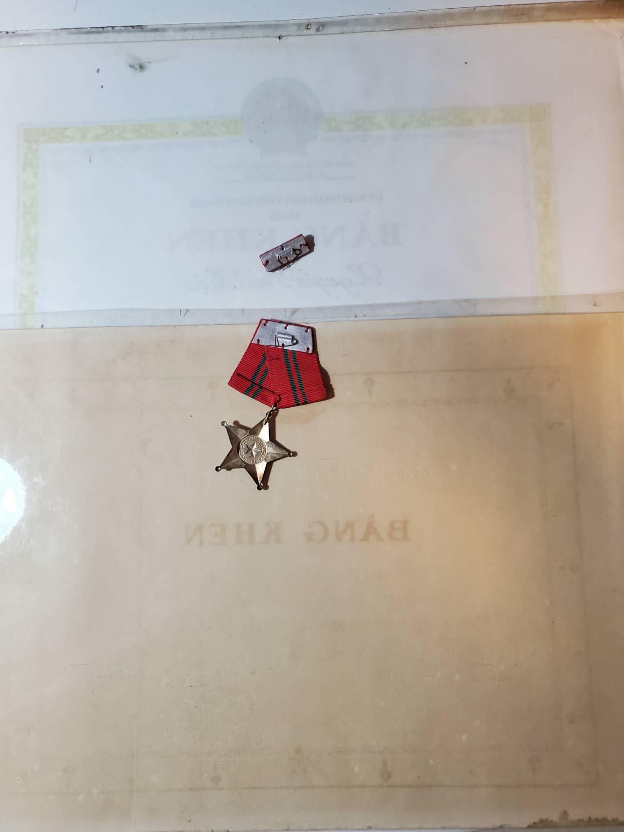 韵星假日军品类拍卖第41期 -- Rimey Holidays Militaria Auction 41  越南阮富桥局长人民委员会优秀服务奖状两张 战时战功勋章带略一套
