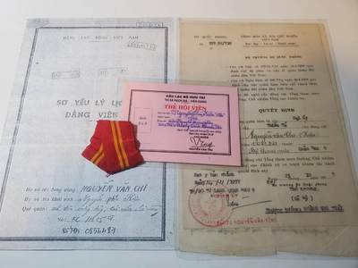 韵星假日军品类拍卖第41期 -- Rimey Holidays Militaria Auction 41 - 越南阮富桥局长大尉升少校任命令（1977越战刚结束授衔） 党员登记册 坚江老干部退休证 二级光荣战士上挂