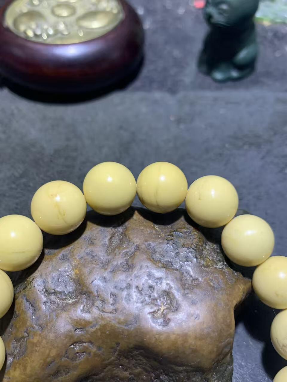 精美金膏玉单圈手串一条，