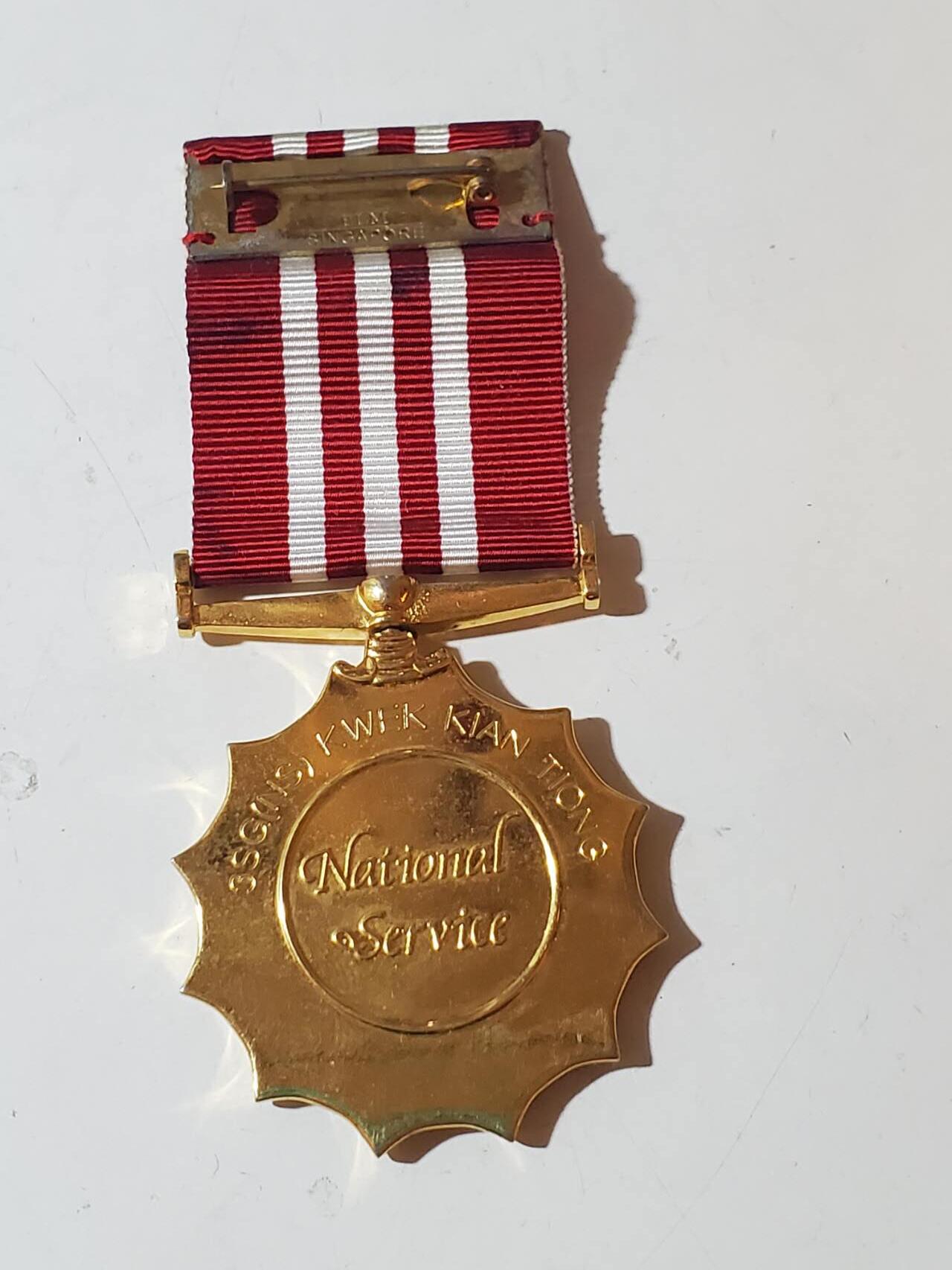 韵星假日军品类拍卖第41期 -- Rimey Holidays Militaria Auction 41 新加坡共和国预备役长期服务奖章 早期实发刻名版本 背刻原主名字 很少见的早期版本 后不再刻名 品相很好 铜镀金