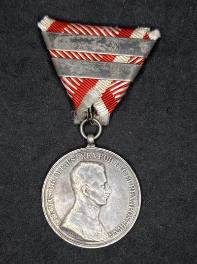 凯旋世界勋赏（持续上新中）（第22期新年大拍）（欢迎送拍）（对拍品有疑问请询问客服，不接受到手刀，出价默认拍品品相。请认真阅读拍卖规则！出价默认已认可！）（收到货请录制开箱视频，无视频概不处理问题。） - 奥匈银勇敢奖章 卡尔版 带三次获得双勋条