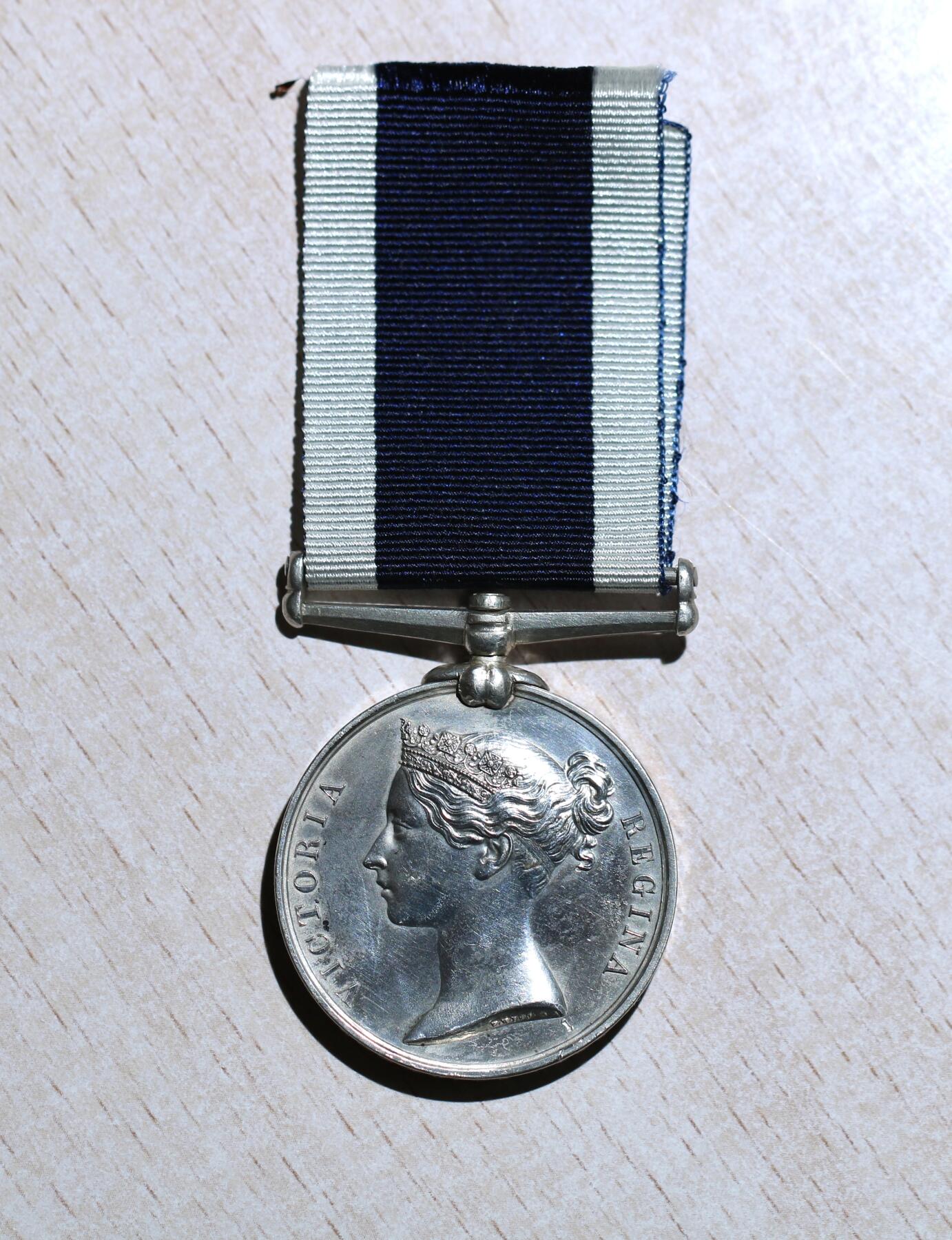 大猫徽章拍卖 第288期 维多利亚海军长期服役优秀奖章，皇家海军陆战队中士朴茨茅斯军分区，原始边铭带影印服役记录