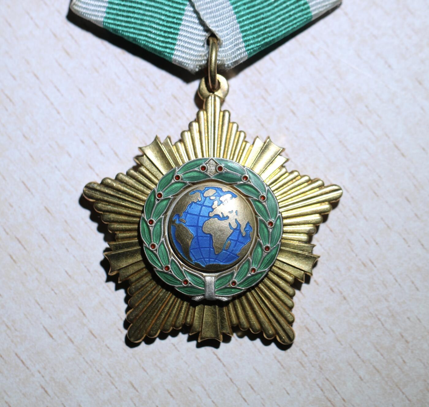 大猫徽章拍卖 第288期 俄罗斯联邦友谊勋章，得主是格里申命名的“火炬”机器制造设计局副处长，因为表彰其在特种技术的研发与制造领域作出的重大贡献，以及在国防工业企业和机构中长期的诚实工作而获得友谊勋章。