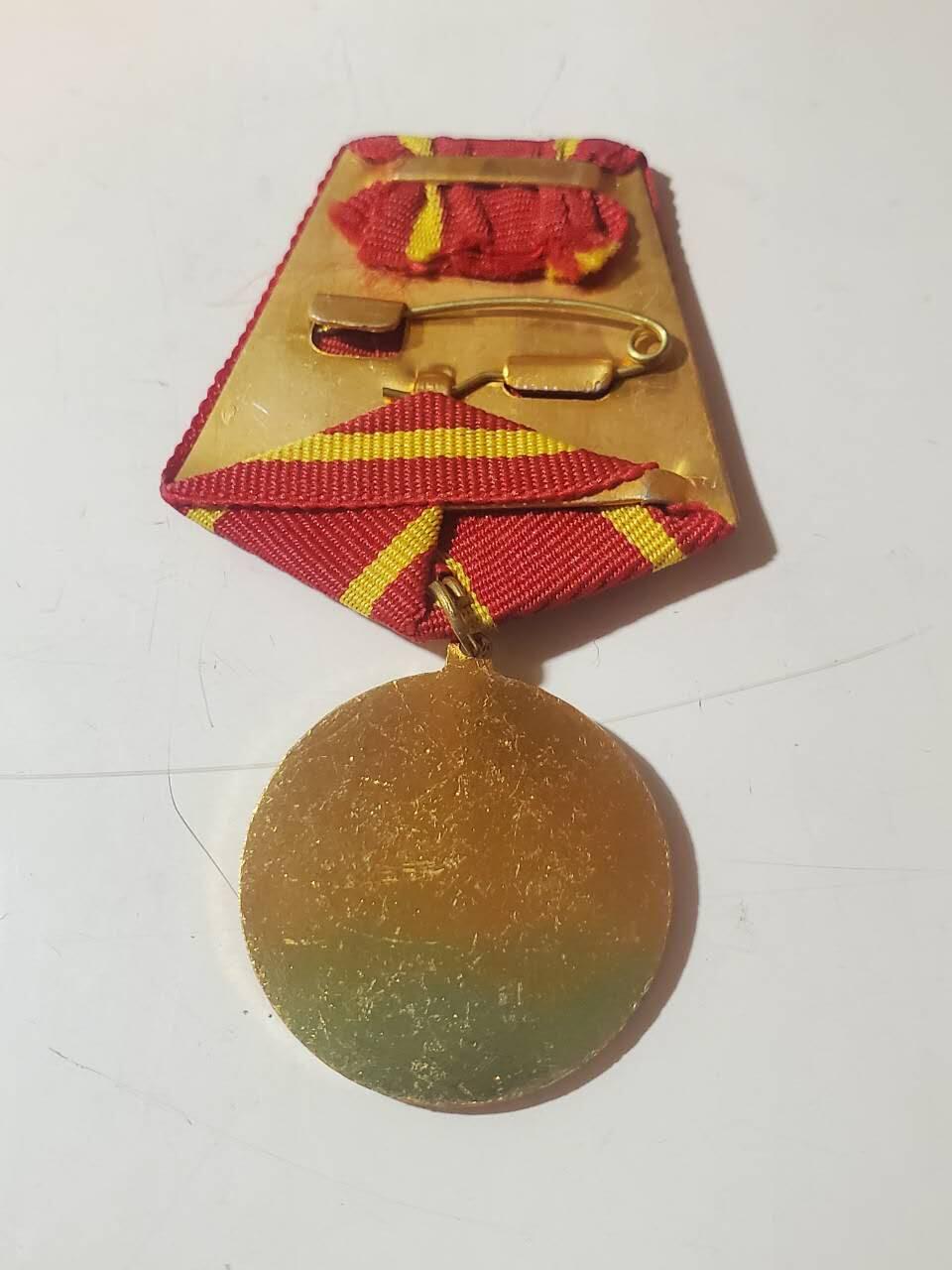 韵星假日军品类拍卖第41期 -- Rimey Holidays Militaria Auction 41 越南社会主义共和国决胜军旗奖章 最高级奖章