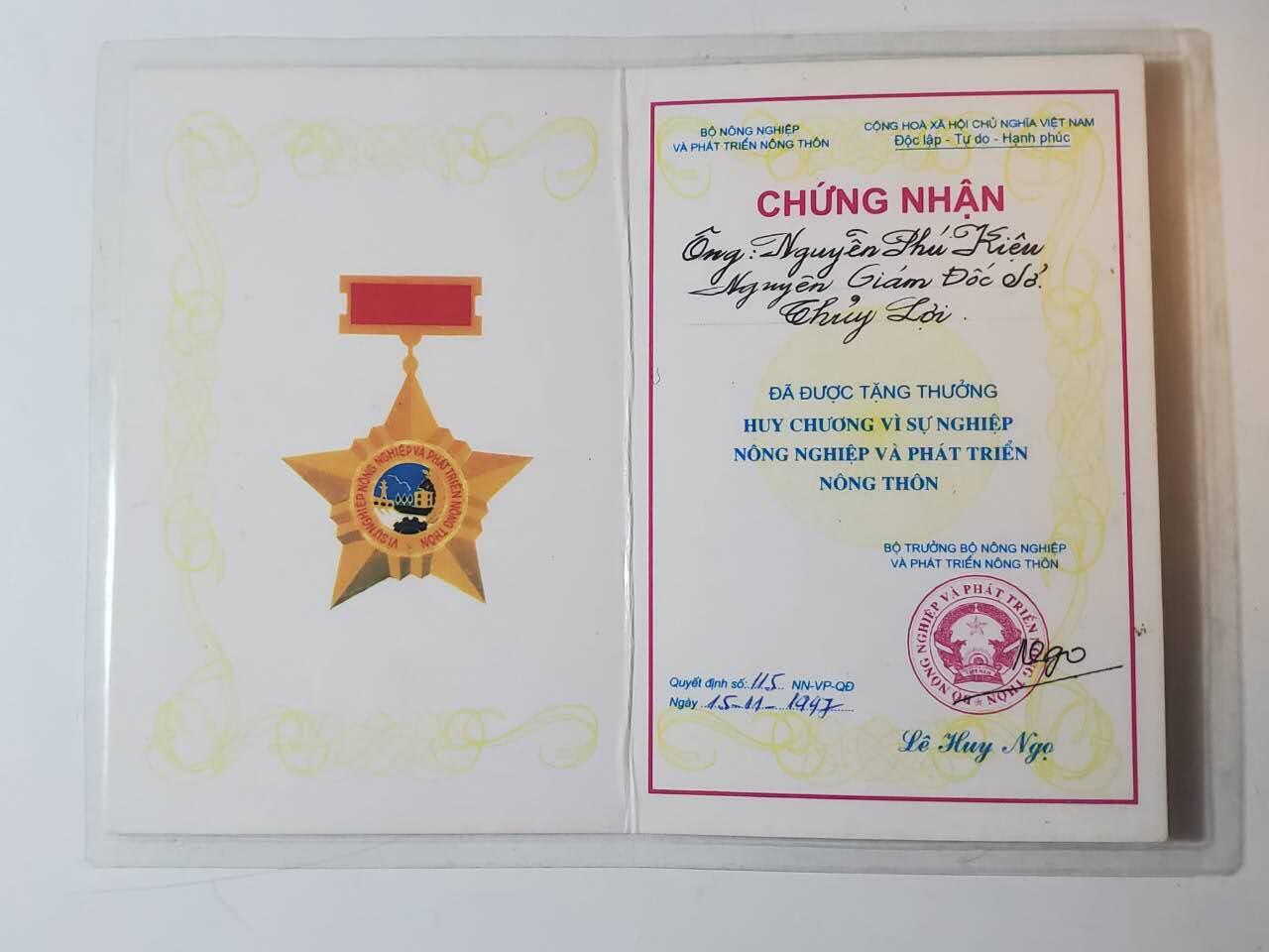 韵星假日军品类拍卖第41期 -- Rimey Holidays Militaria Auction 41 越南阮富桥局长为发展农业和农田事业奖章证书 少见证书