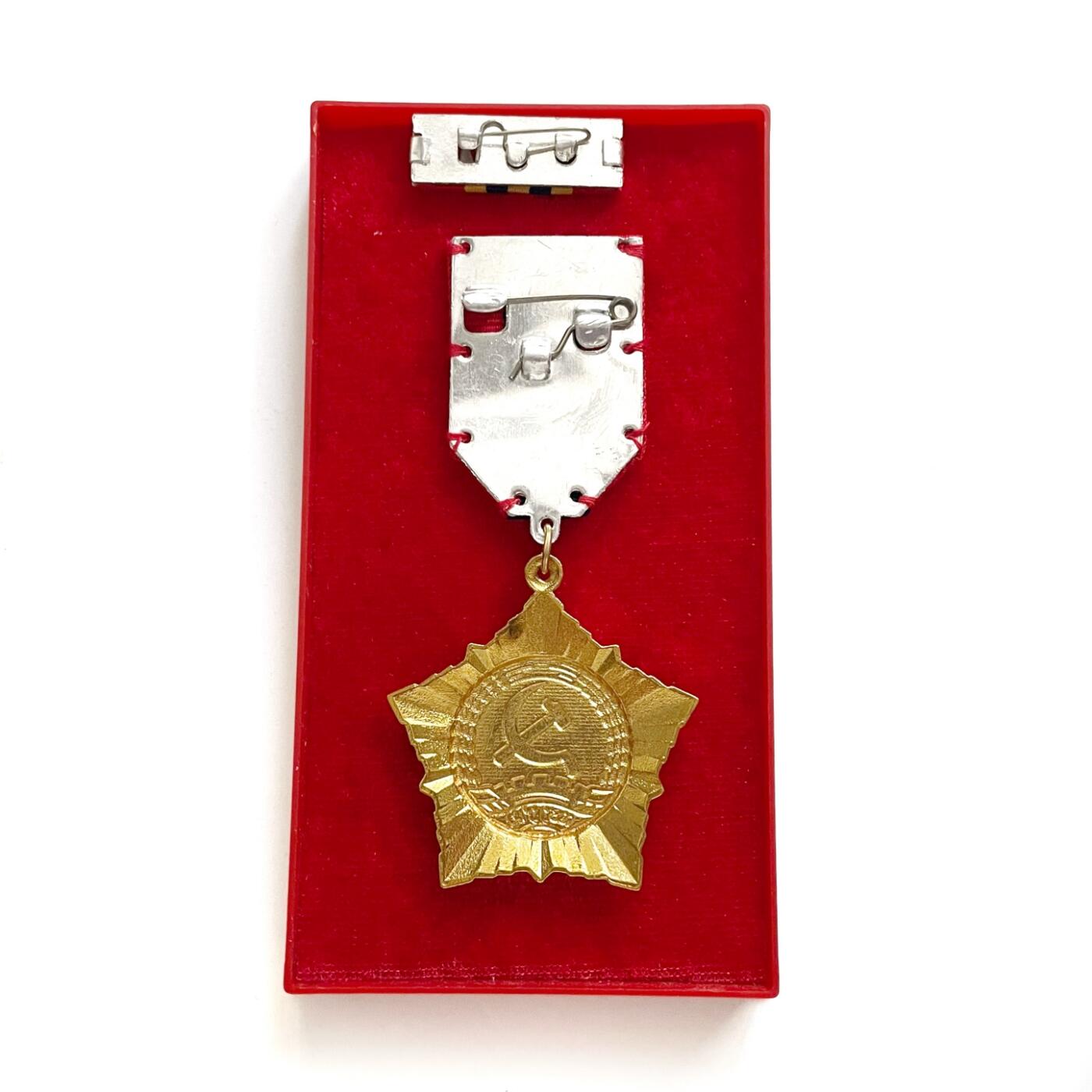 极美品相 老挝一级劳动勋章 带原盒