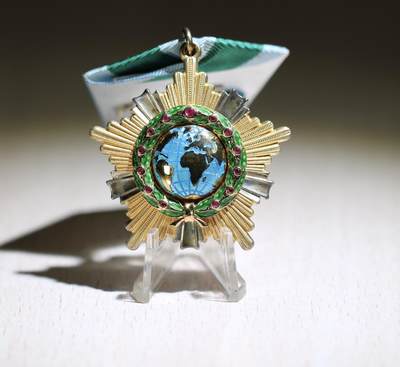 大猫徽章拍卖 第288期 - 俄罗斯友谊勋章 俄罗斯联邦功勋艺术家证章套（知名画家 新版pp厂勋章）