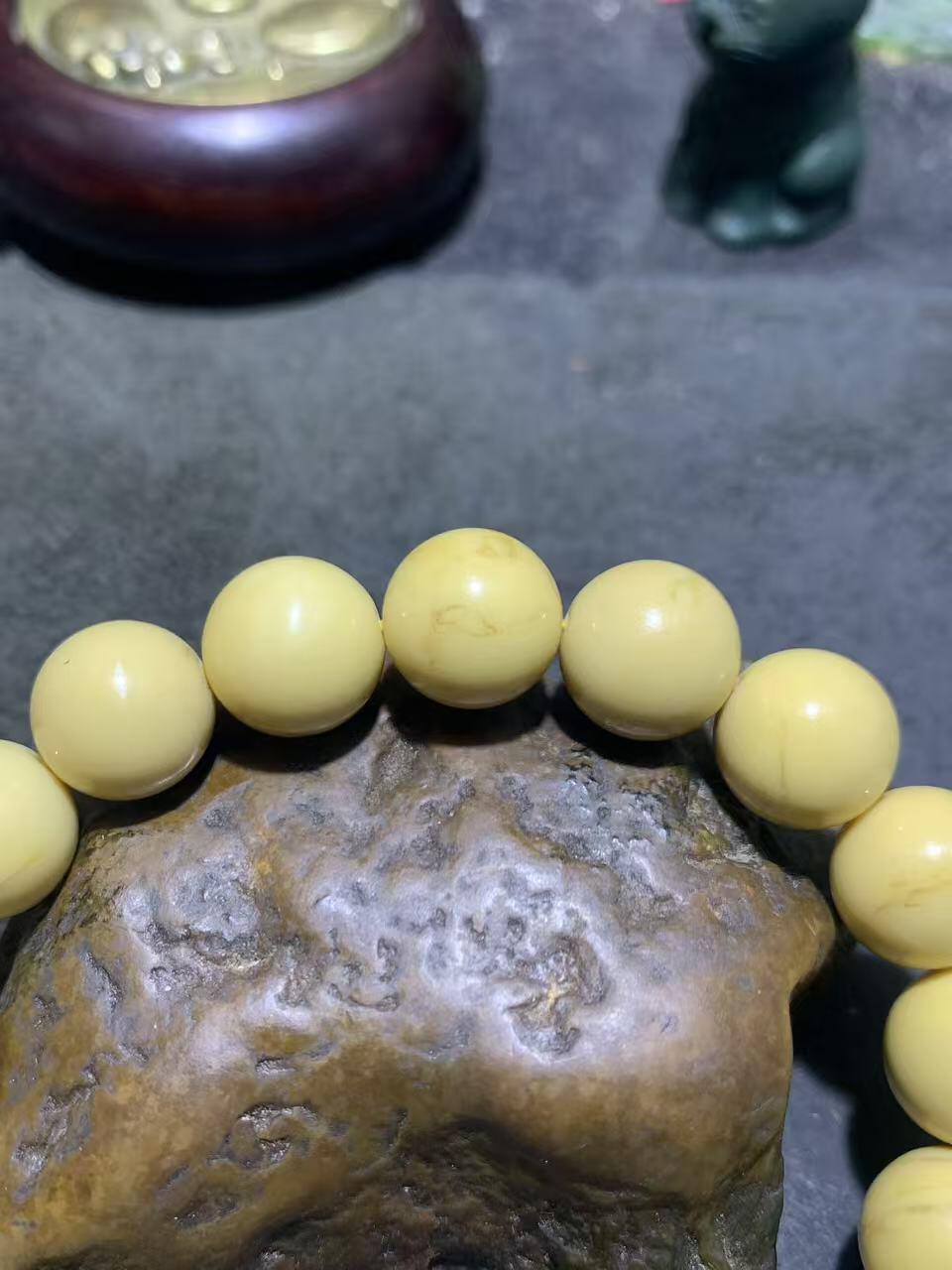 精美金膏玉单圈手串一条，