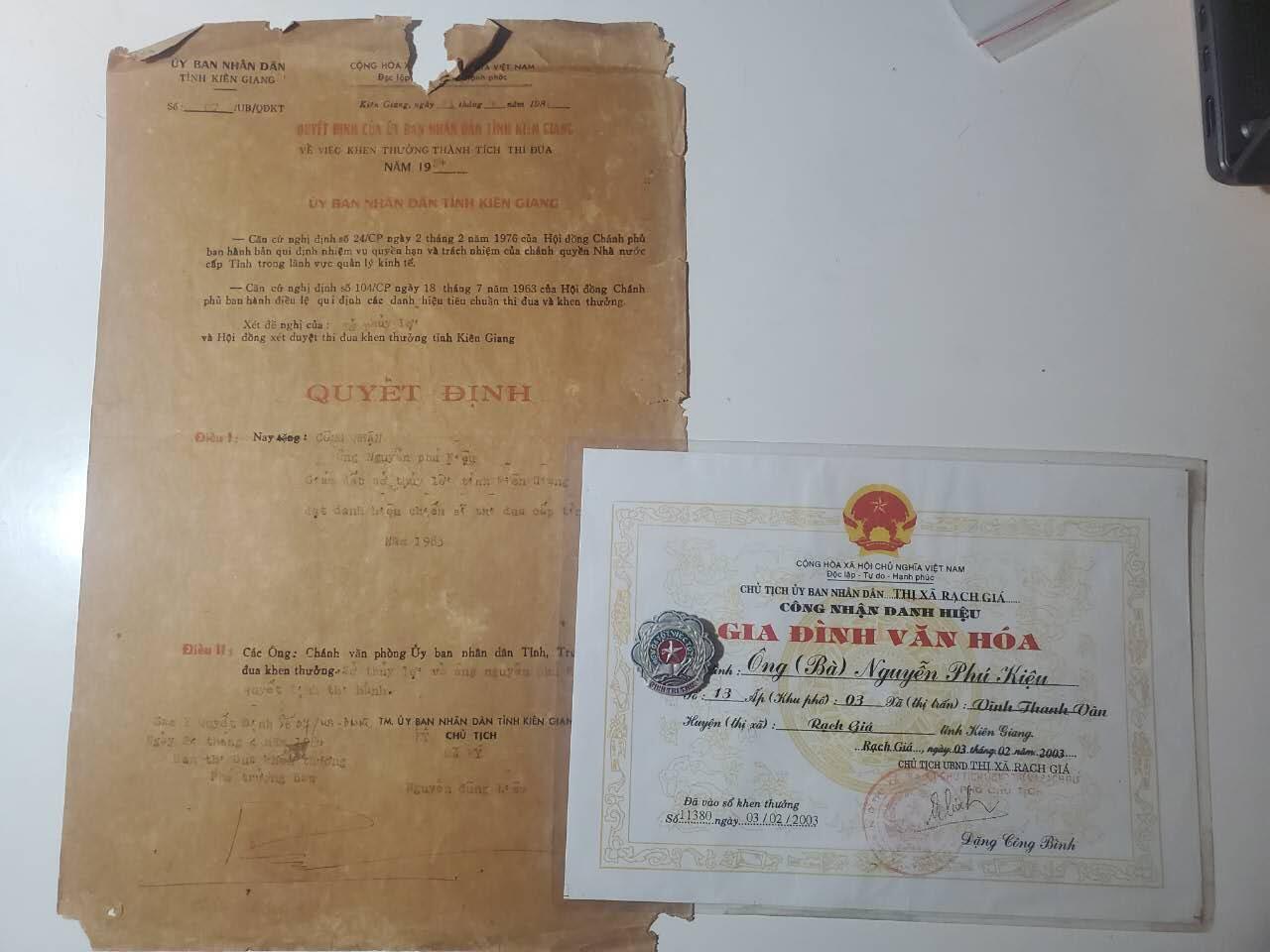 韵星假日军品类拍卖第41期 -- Rimey Holidays Militaria Auction 41  越南阮富桥局长教育部晋升令+文化家族奖状 好人好事证章一套