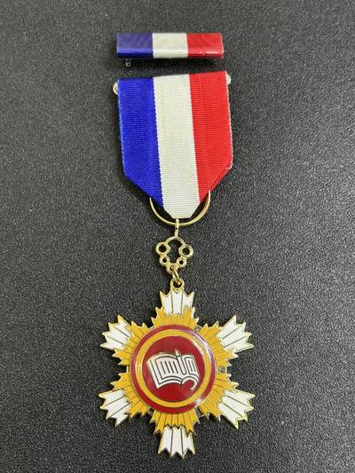 西秦中古拍卖第七十八期  - 民国一等绩学奖章 带勋略 退台后