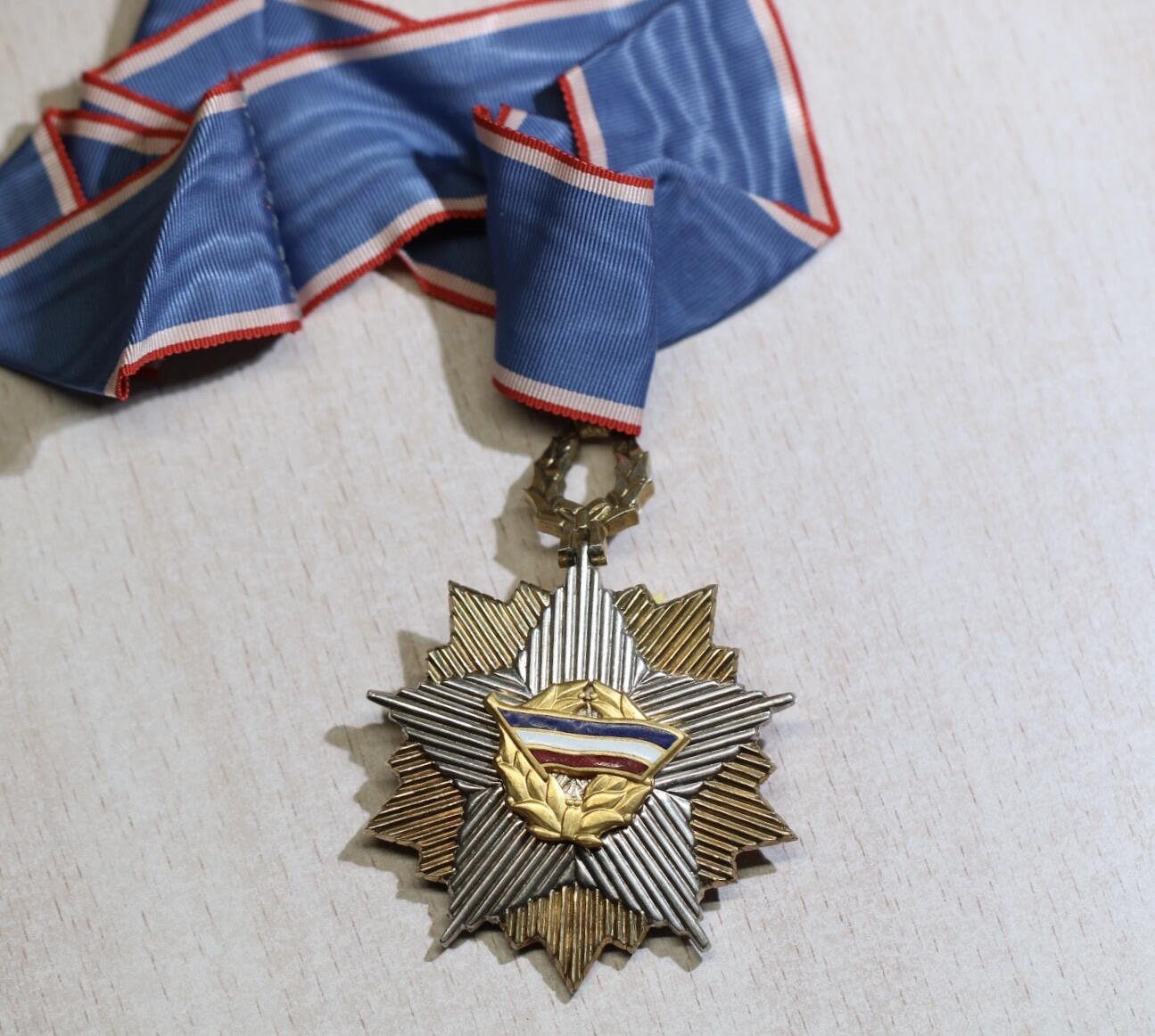 大猫徽章拍卖 第288期 南斯拉夫三级旗帜勋章 南联盟版