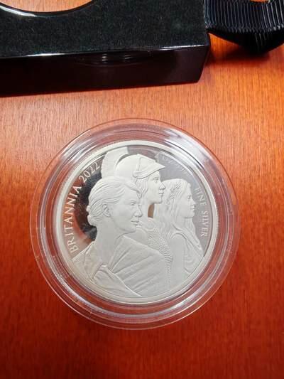 长老汇马年精选第一场拍卖 2022英国不列颠女神5英镑精制银币，2盎司999银，550枚，盒证全，钢琴烤漆木盒，仪式感十足的英国皇家造币厂包装盒