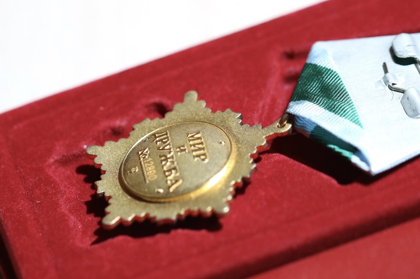 大猫徽章拍卖 第288期 俄罗斯友谊勋章 俄罗斯联邦功勋艺术家证章套（知名画家 新版pp厂勋章）