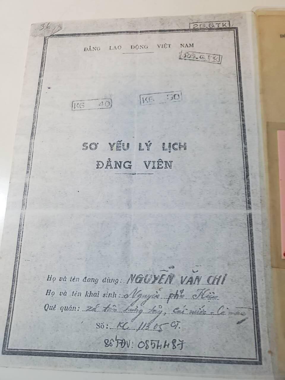 韵星假日军品类拍卖第41期 -- Rimey Holidays Militaria Auction 41 越南阮富桥局长大尉升少校任命令（1977越战刚结束授衔） 党员登记册 坚江老干部退休证 二级光荣战士上挂