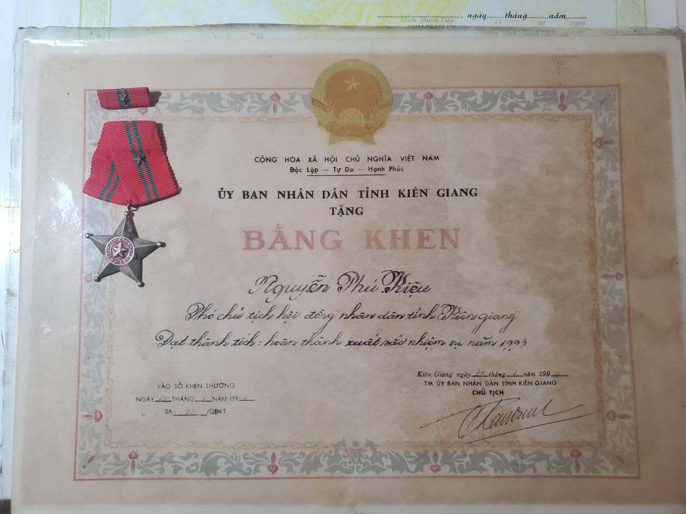 韵星假日军品类拍卖第41期 -- Rimey Holidays Militaria Auction 41 越南阮富桥局长坚江省人民委员会奖状、模仿认可证书 战时三级战功勋章带略