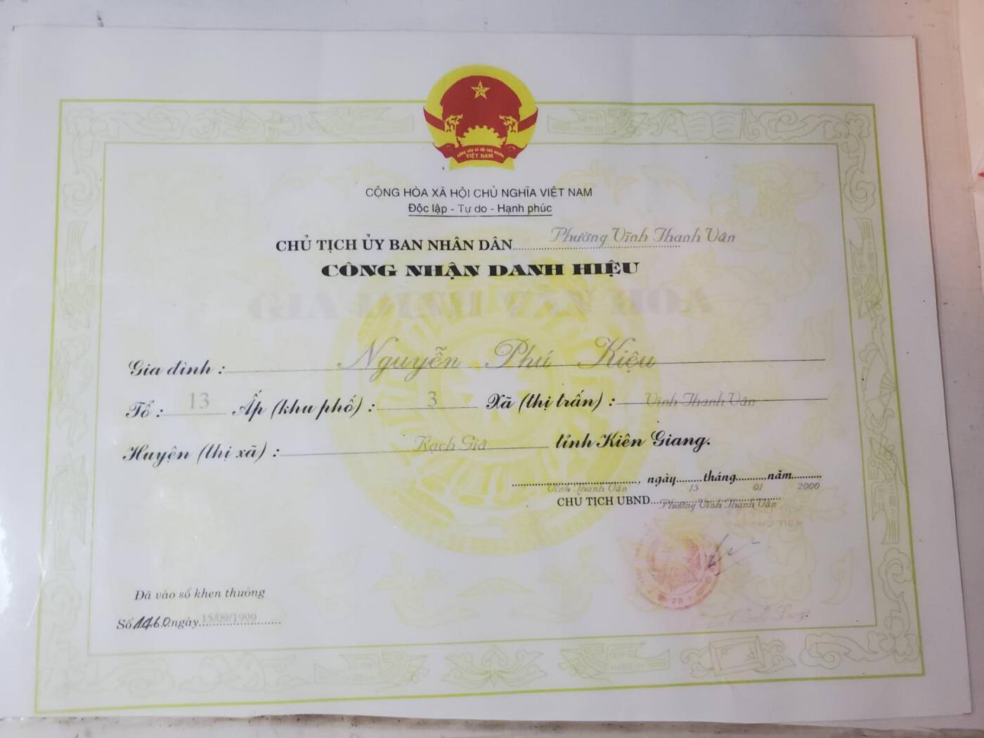 韵星假日军品类拍卖第41期 -- Rimey Holidays Militaria Auction 41 越南阮富桥局长坚江省人民委员会奖状、模仿认可证书 战时三级战功勋章带略