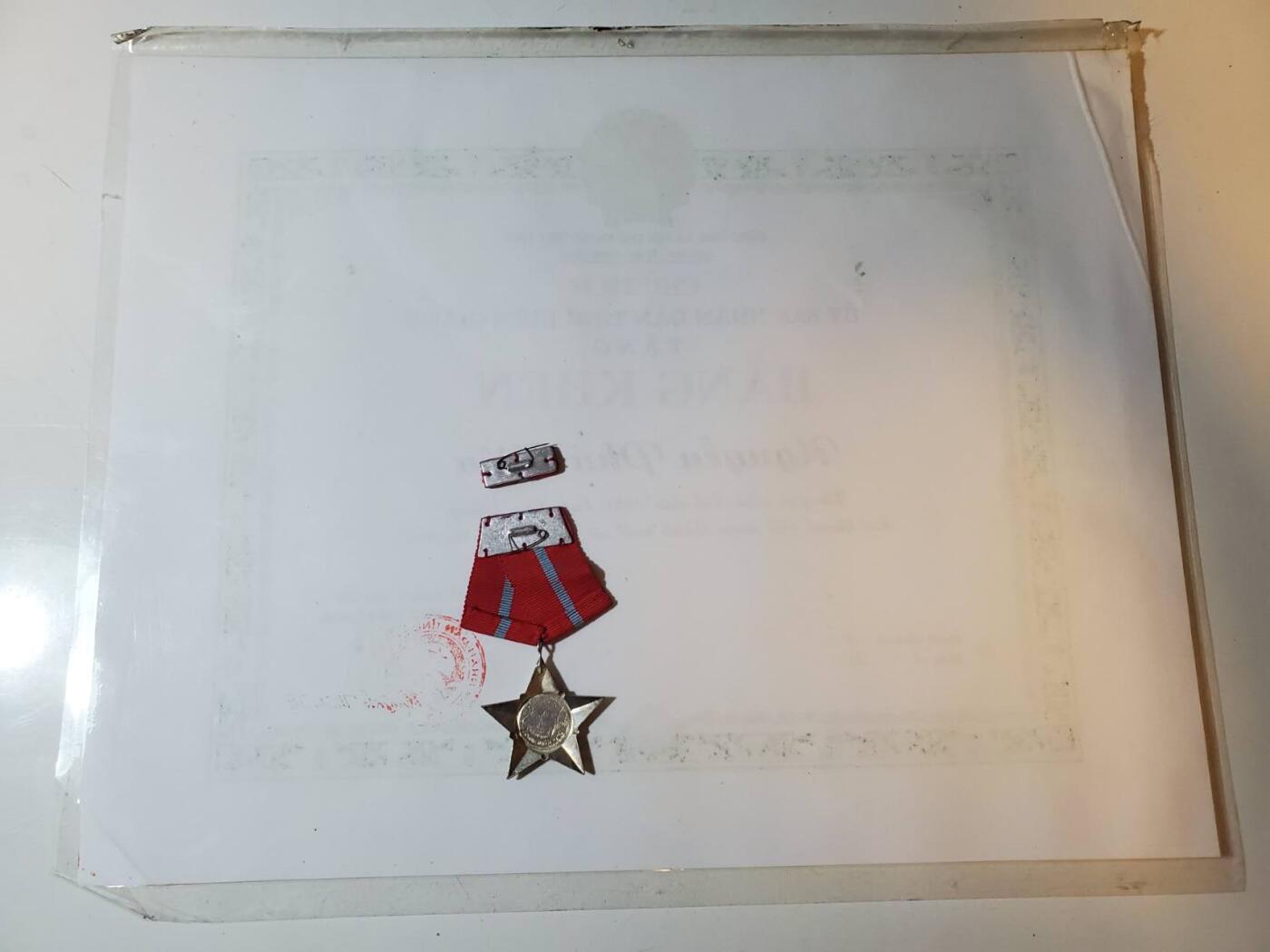 韵星假日军品类拍卖第41期 -- Rimey Holidays Militaria Auction 41  越南阮富桥局长坚江省人民委员会荣誉证书带三级解放战士勋章带略一套 白铜战时版本