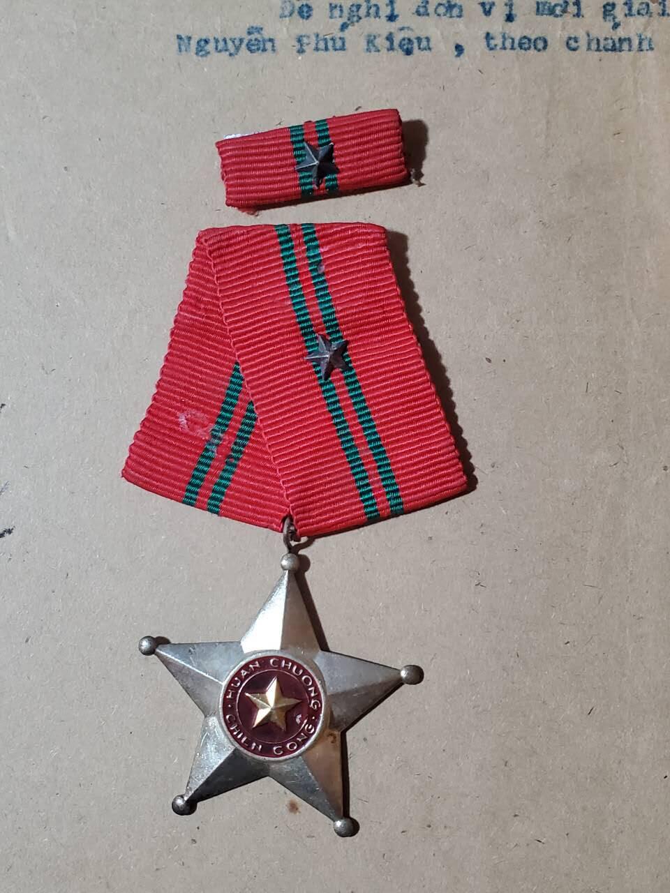 韵星假日军品类拍卖第41期 -- Rimey Holidays Militaria Auction 41 越南社会主义共和国奖章登记册-- 登记了一二三级解放战士勋章 抗美奖章 一级战功勋章 带 三级战功勋章略一套