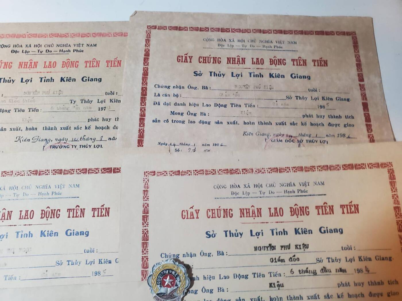 韵星假日军品类拍卖第41期 -- Rimey Holidays Militaria Auction 41 越南阮富桥局长先进劳动个人集体奖状6张 好人好事证章