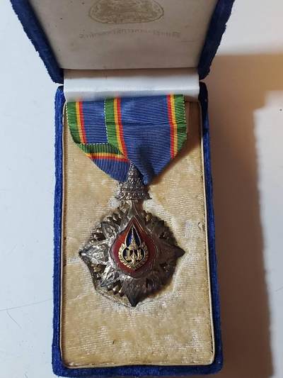 韵星假日军品类拍卖第41期暨阮富桥大校专场 -- Rimey Holidays Militaria Auction 41 & Senior Colonel Nguyen Phu Kieu Collection  - 泰王国拉玛九世时期指挥官级王冠勋章 银镀金 带原盒 早期厚重版本 珐琅无损 造币局版本 银价800+