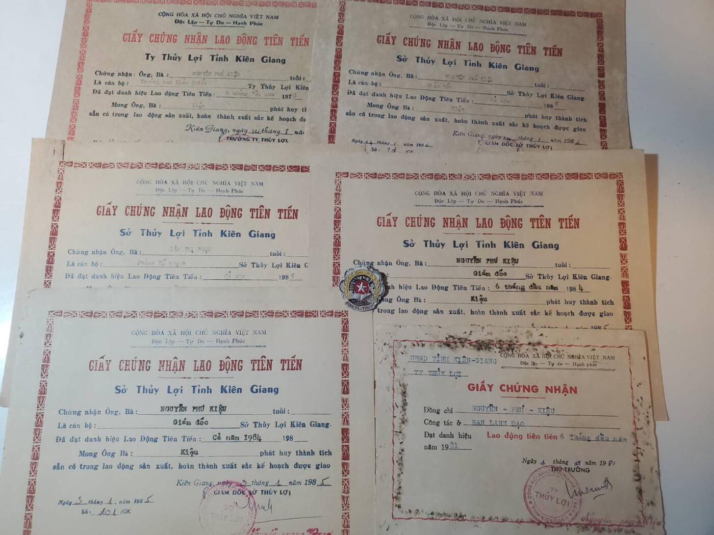 韵星假日军品类拍卖第41期 -- Rimey Holidays Militaria Auction 41 越南阮富桥局长先进劳动个人集体奖状6张 好人好事证章