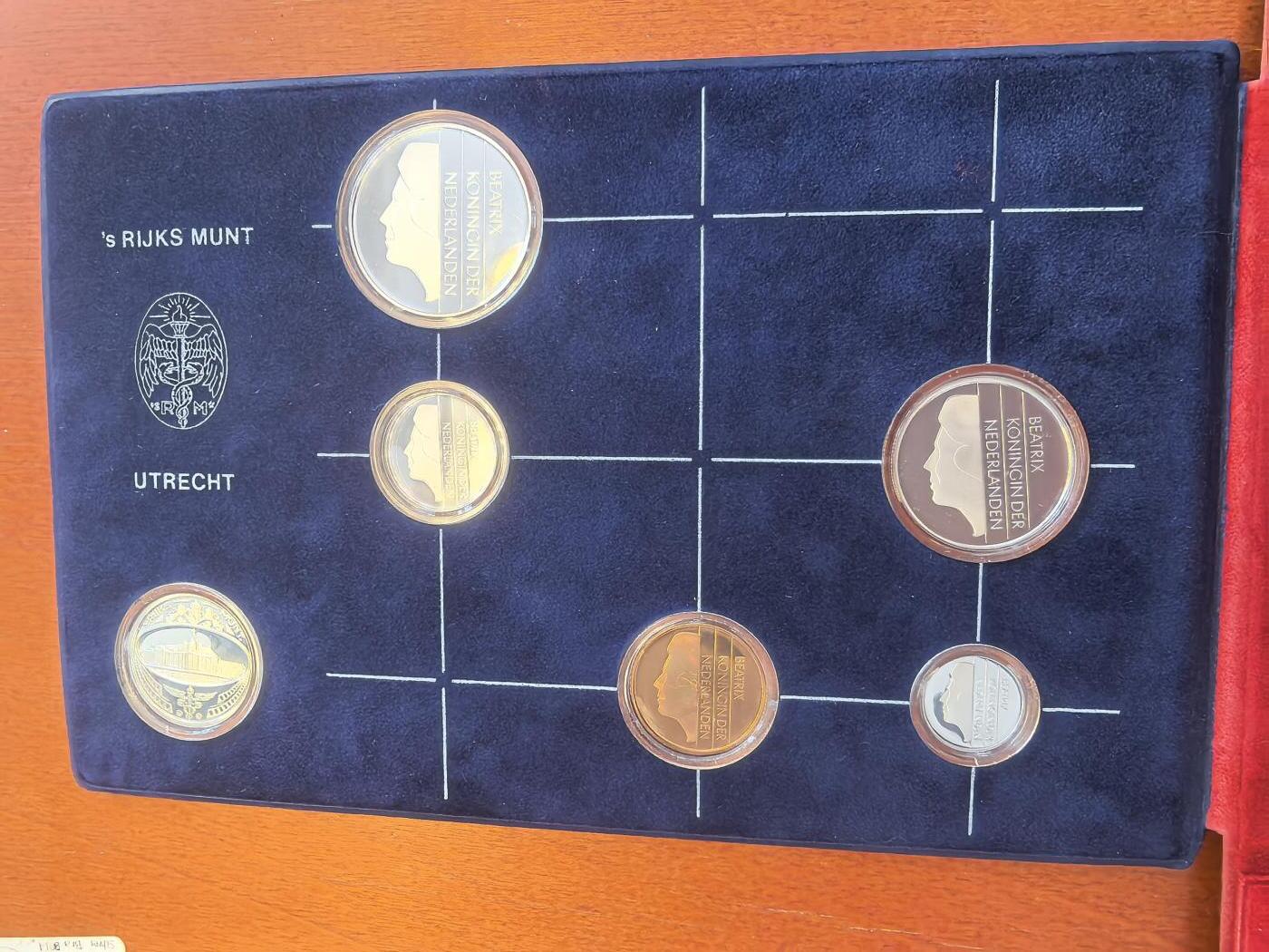 长老汇马年精选第一场拍卖 1983荷兰5枚精制币+1枚银章，盒证全，1.5万套