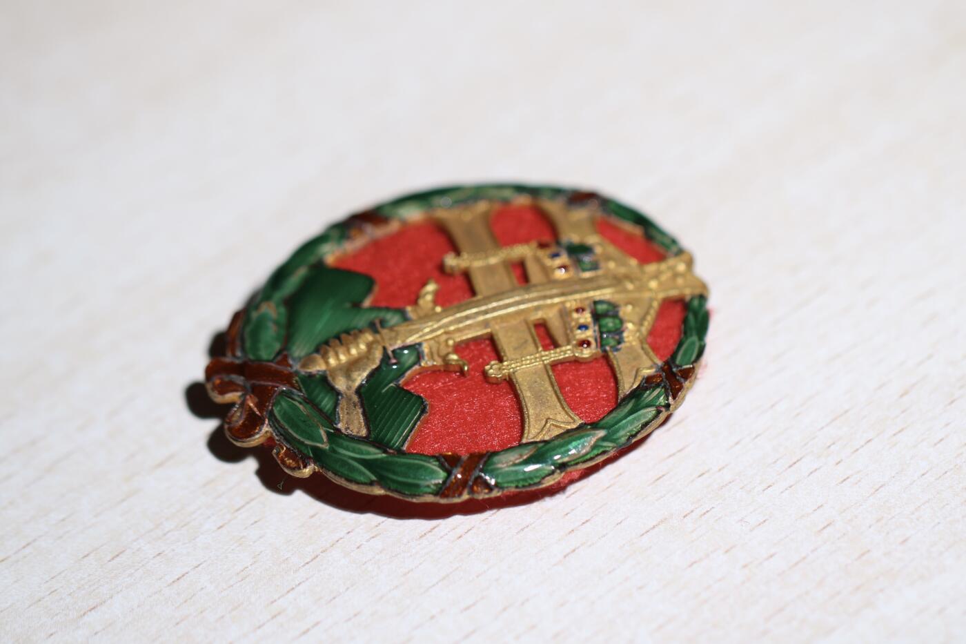 大猫徽章拍卖 第288期 匈牙利王国 二战军官战斗领导力证章，大红底炮兵军官 铜质镀金，橙红绿蓝珐琅