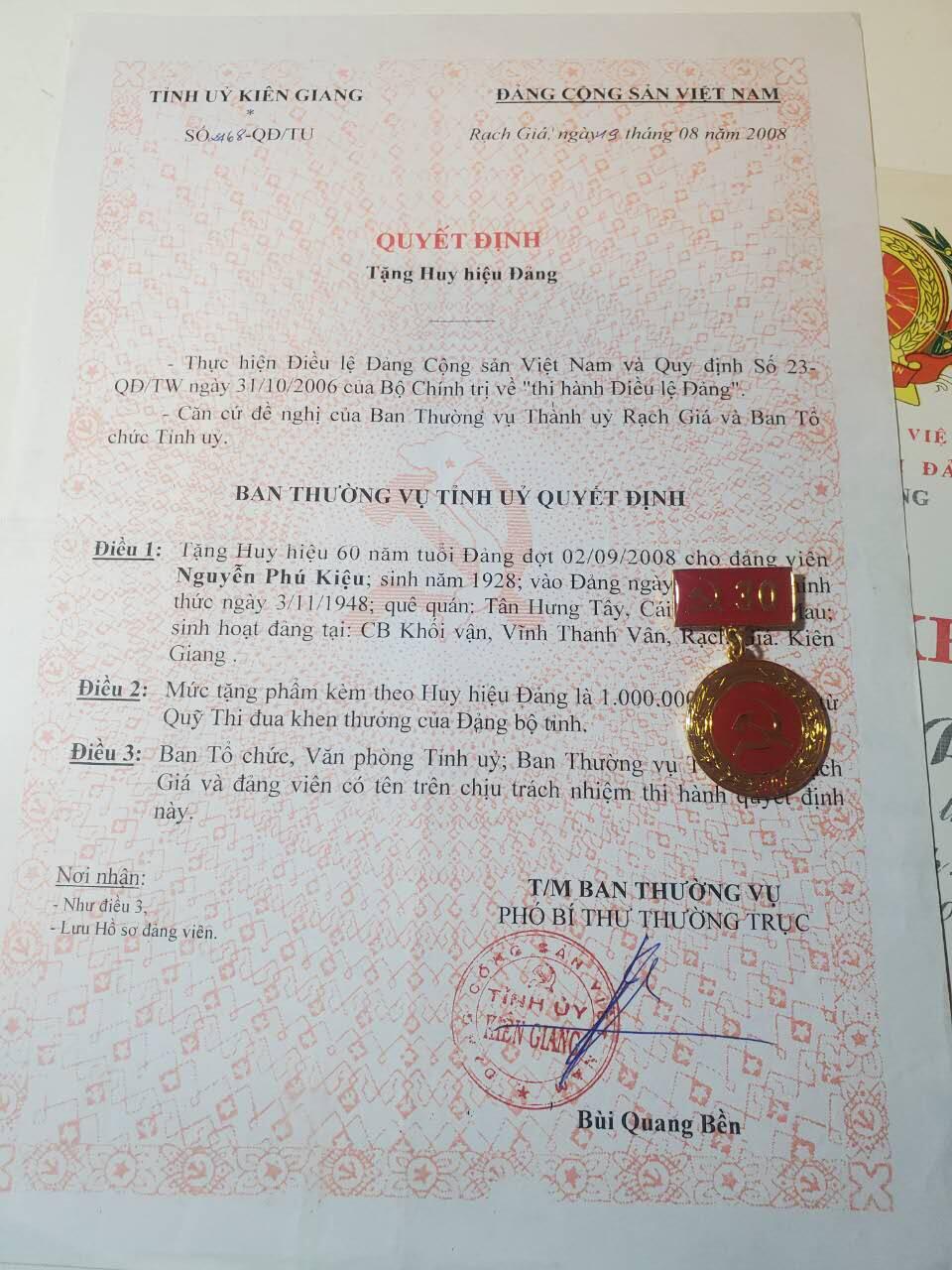 韵星假日军品类拍卖第41期 -- Rimey Holidays Militaria Auction 41 越南阮富桥局长光荣在党六十年奖章（奖章配图错误，发货时会发bw厂60年奖章）60年光荣在党证书 退休党员连续五年履行职责奖状 